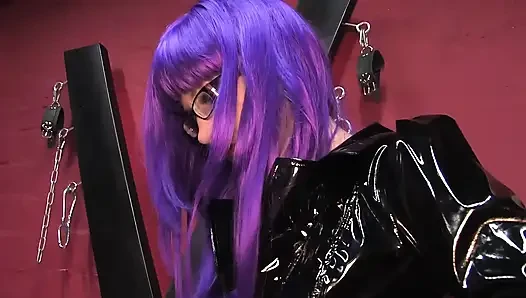 Mor Saçlı Dominatrix Bağlı Kölesini Sert Kırbaçlıyor