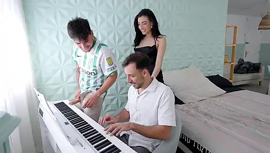 Mükemmel Esmer için Çift Penetrasyonlu Yoğun Üçlü - Emily Pink