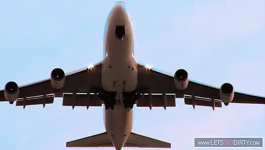 Bir pilot ateşli hostesle sikişiyor