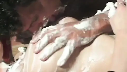 Ateşli esmer ve adam krem şanti ile kaplanıyor