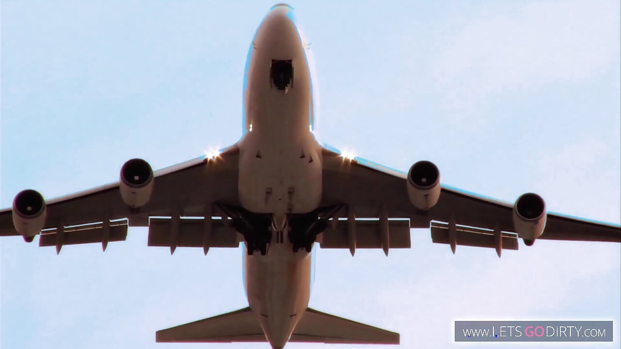Bir pilot ateşli hostesle sikişiyor