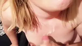 Polonyalı bir karısının göğüsleri üzerinde bir tetik