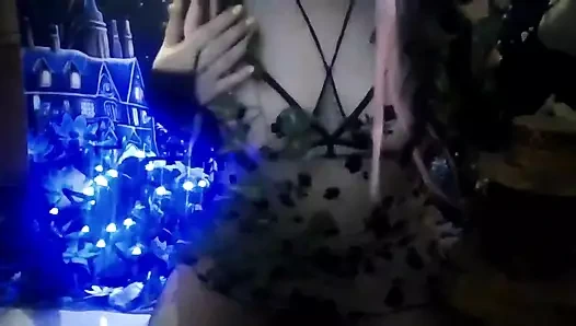 Bataklık cadısı seni saksosuna içiriyor, sikişme seansı yapmak için sihirli bir büyü yapıyor