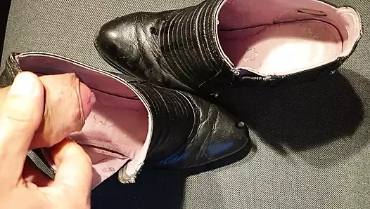 Ayak bileği çizmeleri sikiliyor ve her yerine fışkırtıyor - bölüm 2