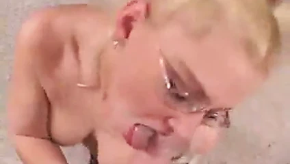 sarışın üvey anne gösterir onu oral seks yetenek