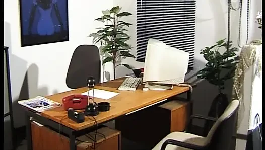 Minyon ofis sekreary amını parçalatıyor