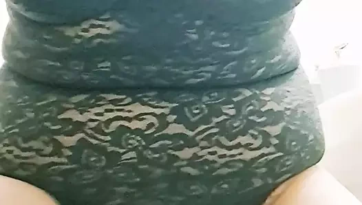 Siyah giysiler baştan çıkarma orta yaşlı seksi kadın