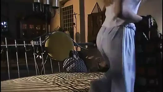 Jassie James ve Tiffany Mason birbirlerini lezbiyen tarzında sikiyor - sapık orta yaşlı seksi kadınlar