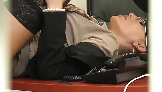 Yaramaz Sekreter Röportaj Sırasında Dildo'sunu Kullanıyor