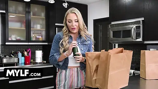 Aç üvey anne Harper Hill üzerinde hareket edene kadar üvey oğlu hakkında fantezi kuruyor