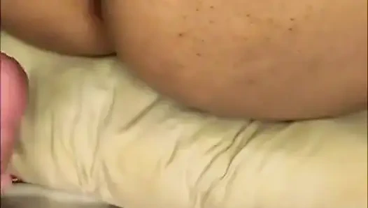 Ama bu kadın ne sürtük, anüsü için kendisi istiyor ve kocaman bir poposu var