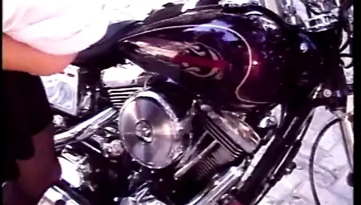 Genç sarışın motorcu sürtük sıkı amcığını uzun saçlı adamla sikiyor