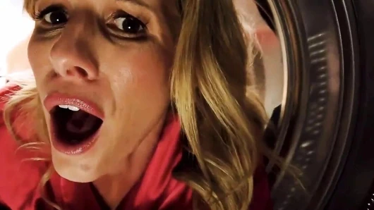 Stiefmutter in den Arsch, wahrend sie im Trockner steckt