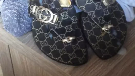 Tekrar gf'nin süslü gucci terliklerine boşalmak