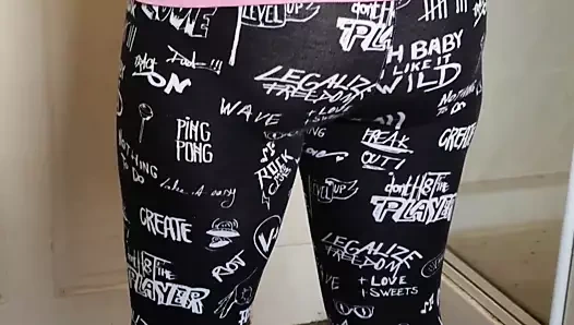 Adım anne tayt altında külot giymiyor sikiliyorum