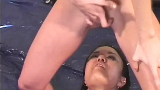 Edepsiz Fransız lezbiyen fahişe büyük bir altın duş alıyor