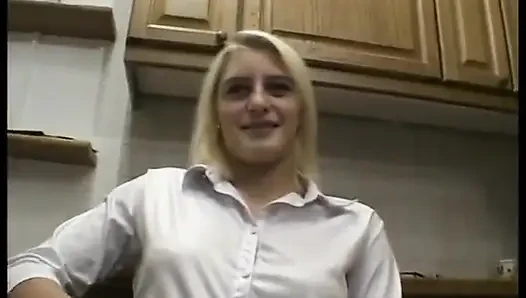 Avrupalı orta yaşlı seksi kadın ile güzel bakış açısı oral seks sahnesi