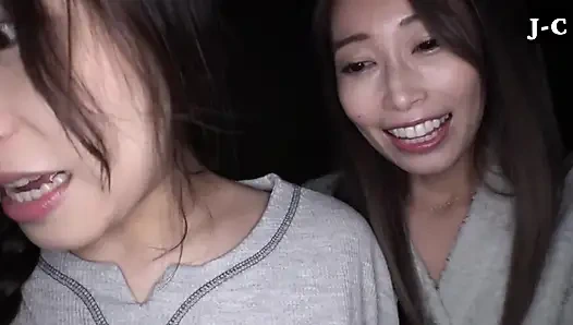 İki kadın ıslak öpücüklerin ve yasak arzunun cüretkar bir randevusunu paylaşıyor - e