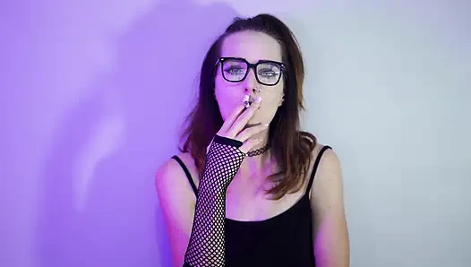Gotik kız file çorap içinde sigara içiyor