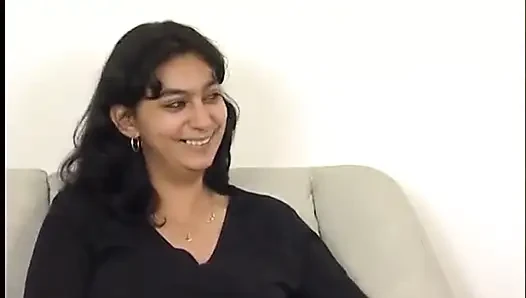 Büyük bir dildo amına itilirken orta yaşlı seksi kadın bacaklarını açıyor