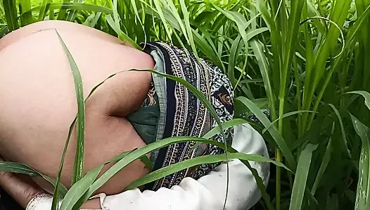 In the millet field, my elder sister-in-law sucked the cock and ass Mari opened the field of millet and killed my sister-in-law's ass