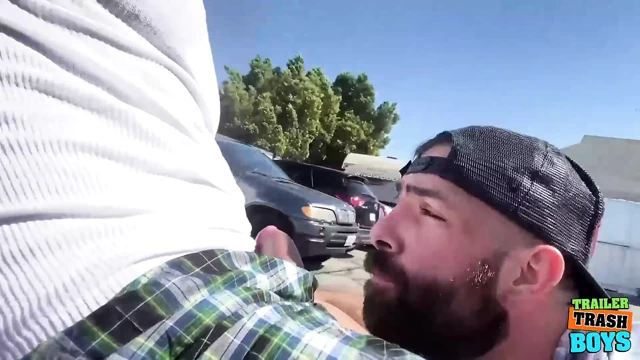 Trailertrashboys Vince Parker ve Jake Nicola'yı prezervatifsiz sikiyor