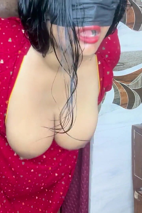 Üvey kız kardeş üvey erkek kardeşini ilk bawar evinde tek başına buluyor - Hintçe video