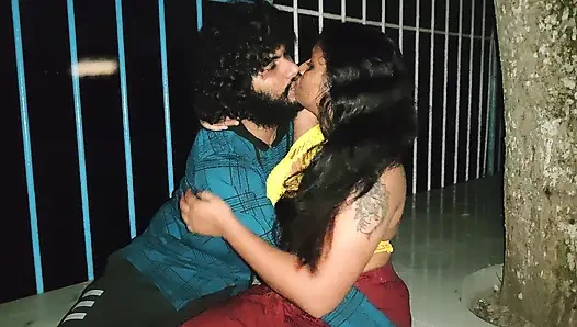 Geceleri nehrin yanında açık havada seks, Mallu çift geceleri nehrin yanında romantik sikişiyor