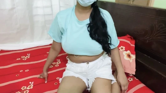 Ateşli kızın oyuncak ve parmaklarıyla mastürbasyon yapıyor yakın çekim