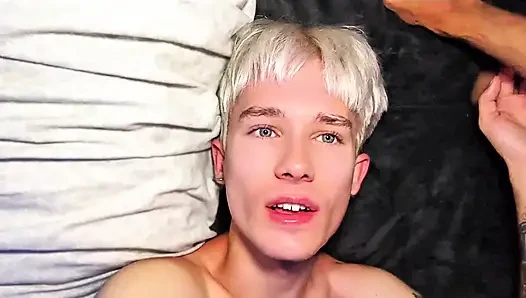 Twink sikişiyor, derin gırtlak, yüze boşalma