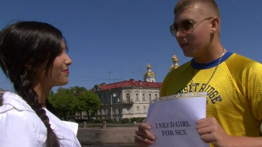 Basit adam seks için bir kız arıyor