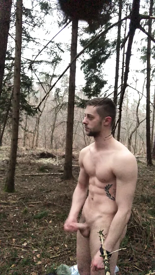 Немецкий паренек обнаженной публичной мастурбации на улице в лесу под дождем дрочит маленький хуй, большой хуй, мускулистая веревочка