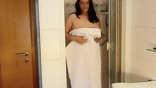 Ateşli, terli, yoğun bir koku... Alman orta yaşlı seksi kadın, biraz kıllı, tamamen doğal!! Hayal gücüne izin veriliyor!