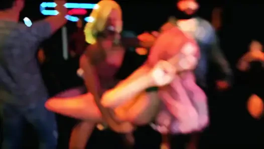 3 boyutlu pembe sürtük bebek barda çok sert sikiliyor