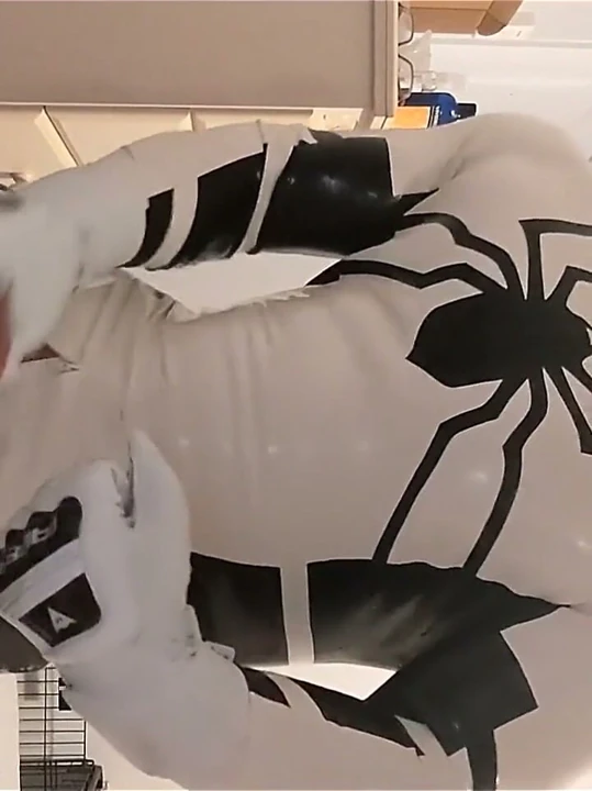 Anti-venom takım elbise antics