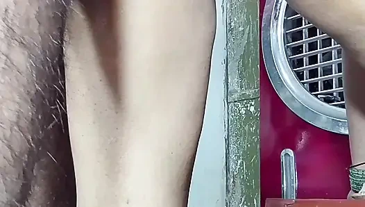 Göt amcık sikiyor yarak emiyor göğüslerini emiyor memeden süt emiyor ve domaltarak yarağa oturuyor ve doğrudan Hintçe seste yatıyor