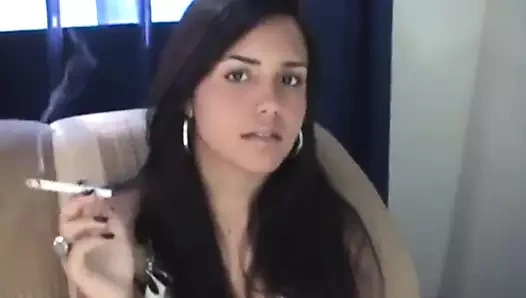 Karanlık saçlı tatlı sigara içme