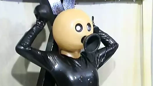 Huniyi lateks maskesine koydum - yüzüne işemek istiyorum