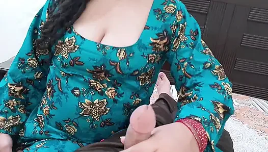 Женатый пасынок мастурбирует, мачеха застукала его - хинди аудио