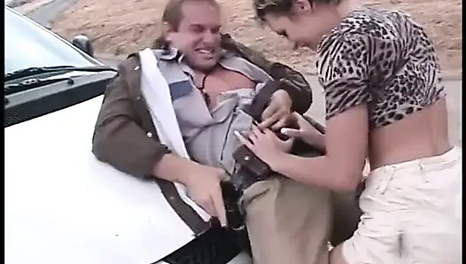 Hevesli kısa saçlı sürtük açık havada bir bankta sikiliyor