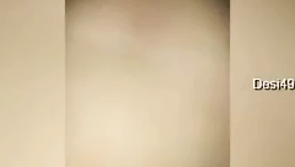 Desi kız göğüsler ve kedi yakalama