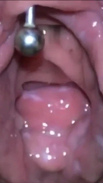 Падающий до челюсти момент из "Моя толстая пирсингованная киска писает в туалете"