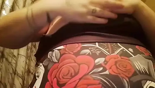 İri güzel kadın büyük memeli oynuyor