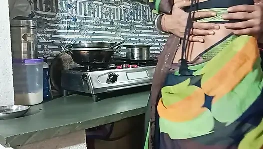 Ateşli Hintli desi yenge mutfakta devar tarafından sert sikiliyor Hintçe edepsiz ses 3