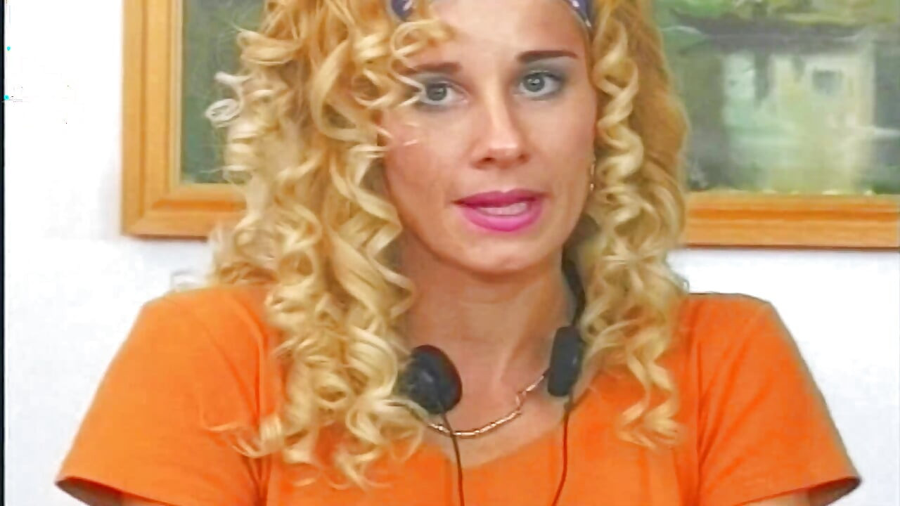 Almanya'dan ince sarışın bir piliç sert bir çubuğa atlamaya bayılıyor
