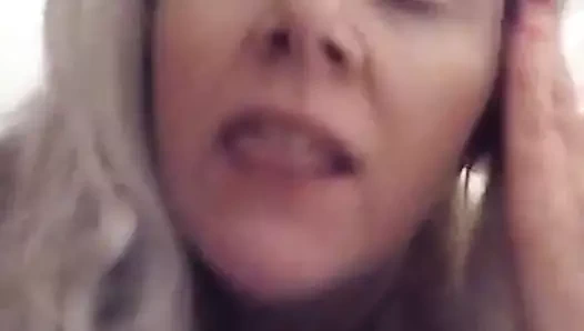 Liseli büyük bir sert siyah horoz becermeyi öğrenir