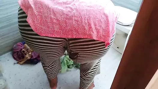 Hintli seksi kayınvalide banyoda kıyafetlerini yıkarken damadı tarafından sikiliyor