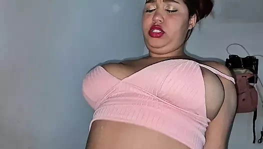 Telefonumu alıyor ve büyük yarağını ağzıma sokuyor. Amerika Birleşik Devletleri