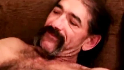 Zavallı mavi yakalı motorcu, yüzüne cumsh alırken pembe göz alıyor