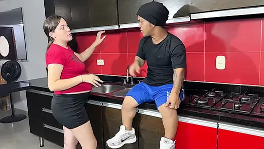 Seksi hamile üvey kız kardeşimin mutfakta olduğunu görüyorum ve ondan bana yiyecek bir şeyler vermesini istiyorum